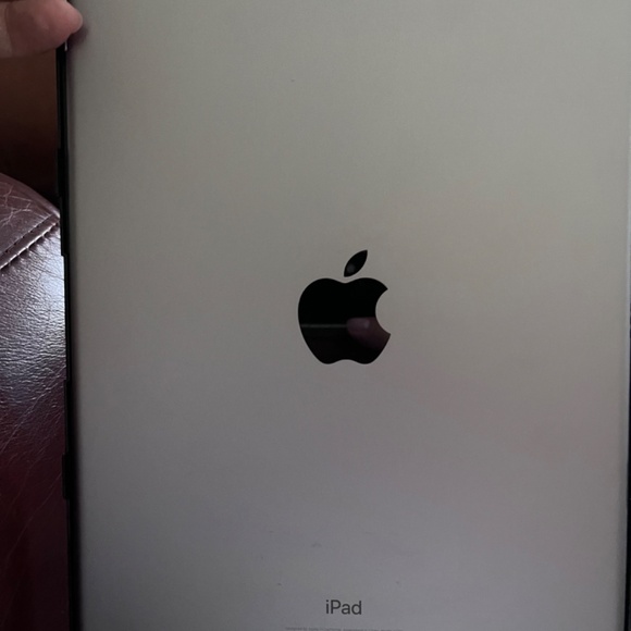 Apple 10.5" iPad Pro 1st Gen - Picture 3 of 6